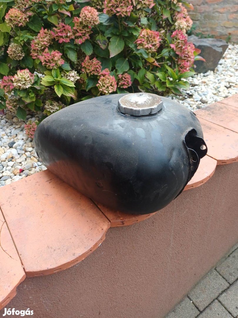 Jawa üzemanyag tartály-csappal.