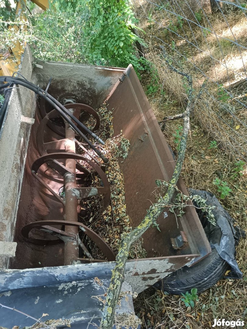 Jcb 3cx + betonkeverő kanál