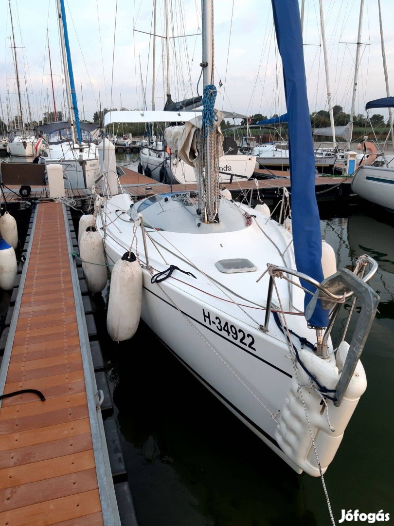 Jeanneau 24 one design közúti szállítókocsival, sójázható