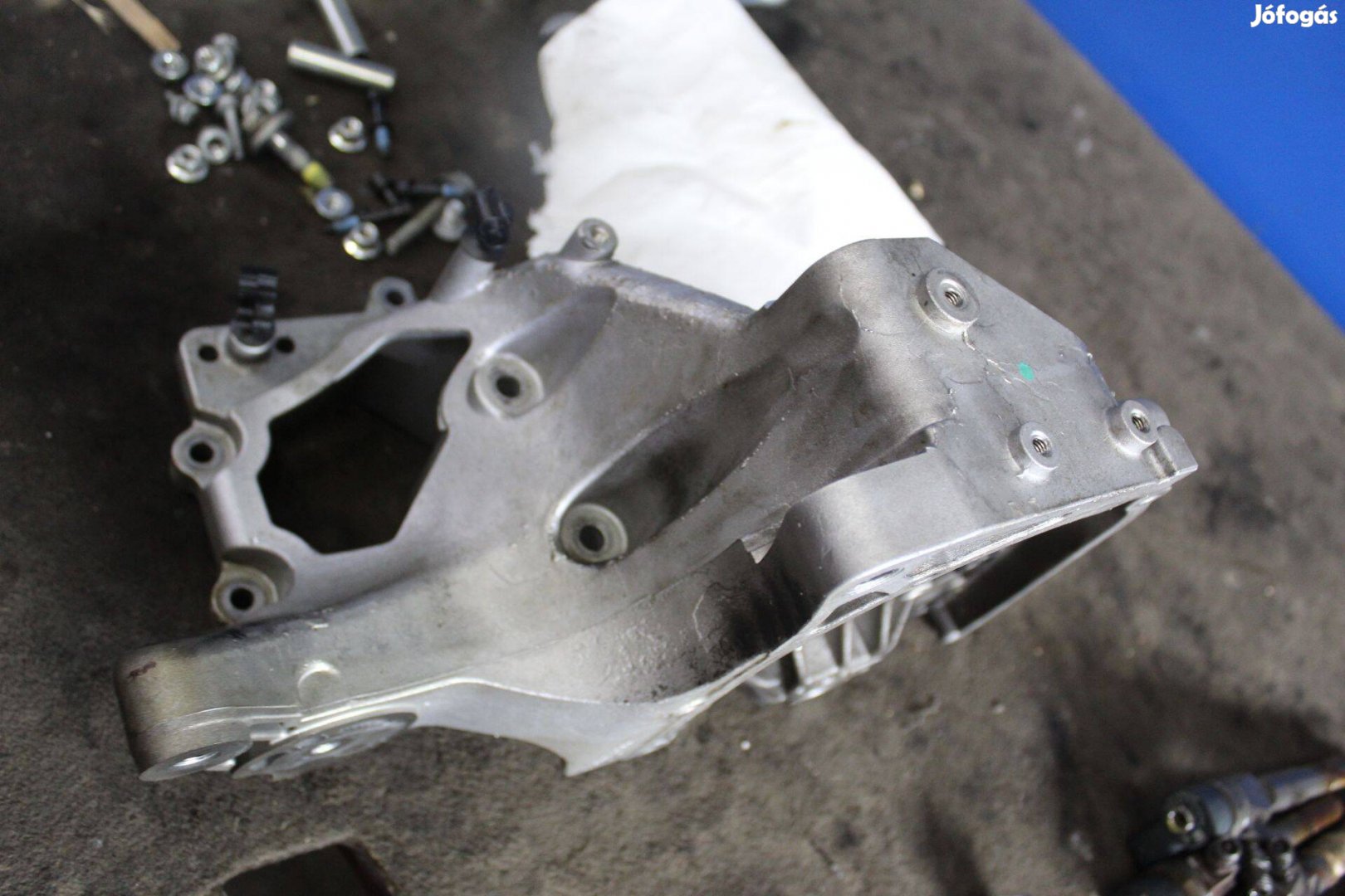 Jeep Cherokee 2012 szivattyú tartó konzol 55232575