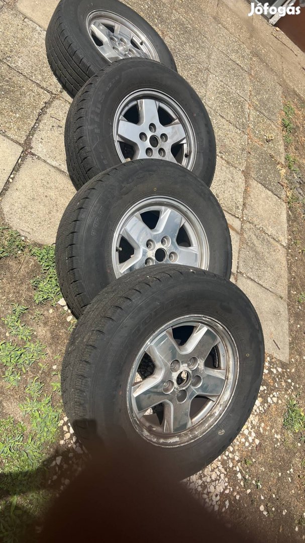 Jeep cherokee kj felni gumival