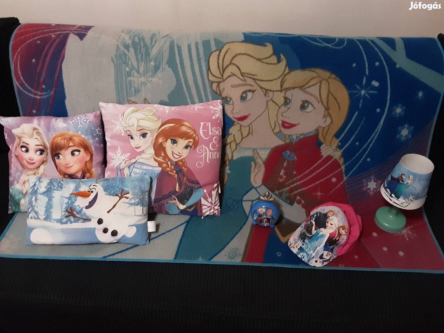 Jégvarázs szőnyeg, párnák, óra, led lámpa, baseball sapka