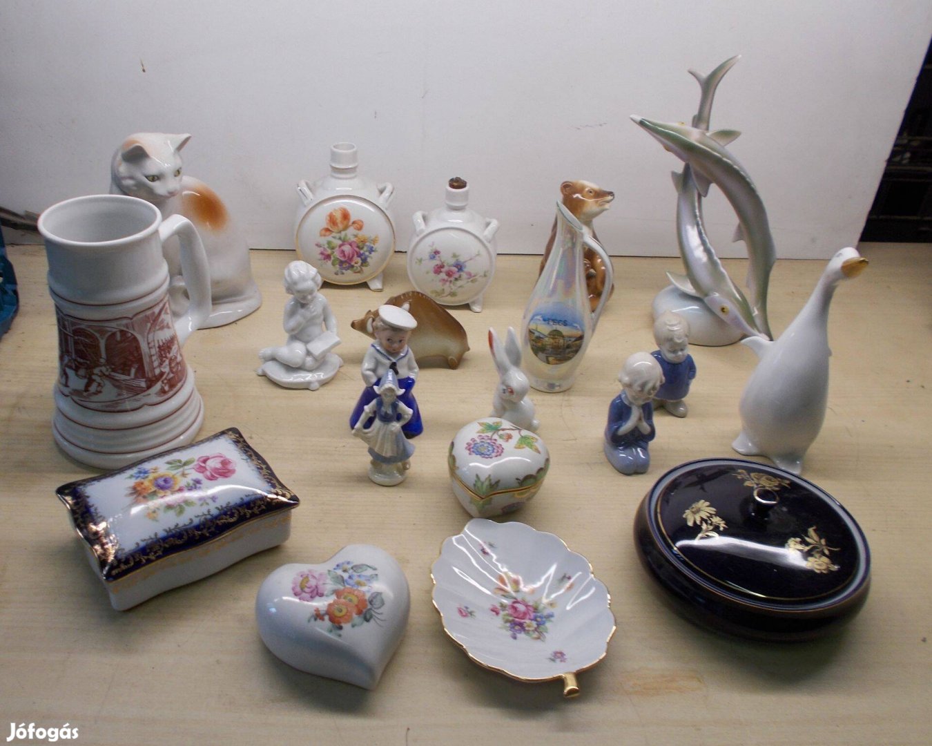 Jelölt és jelöletjen porcelán vitrin lelet: 19db vegyesen