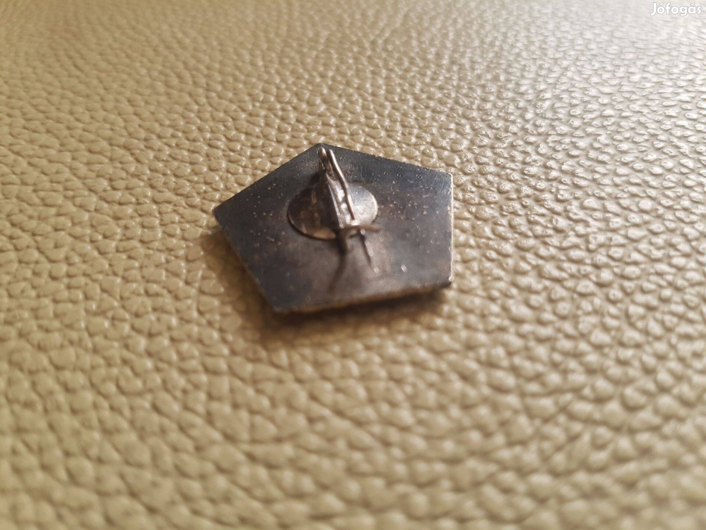 Jelvény kitűző Mérete 25mm x 25mm Gyűjteménybe ajánlom