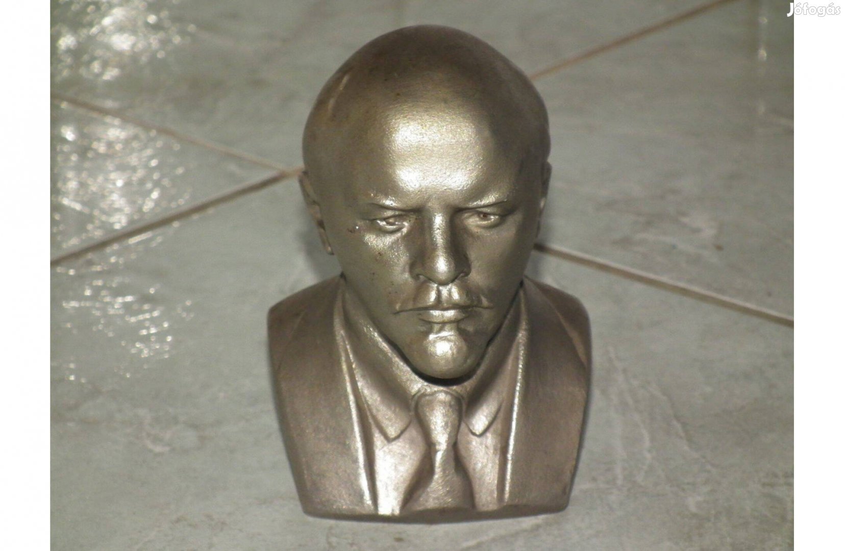 Jelzett Lenin mellszobor fej büszt fémből