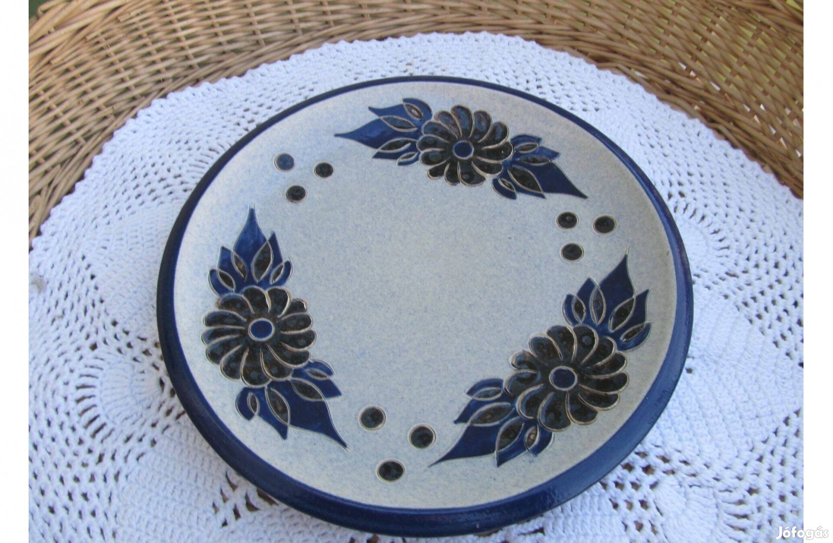 Jelzett, kézzel festett, kék-szürke kőporcelán tányér