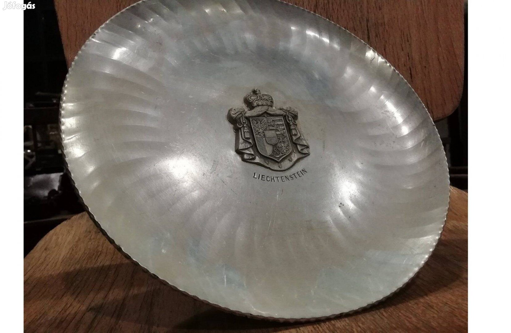 Jelzett alumínium dísztányér, címeres tányér, Liechtenstein