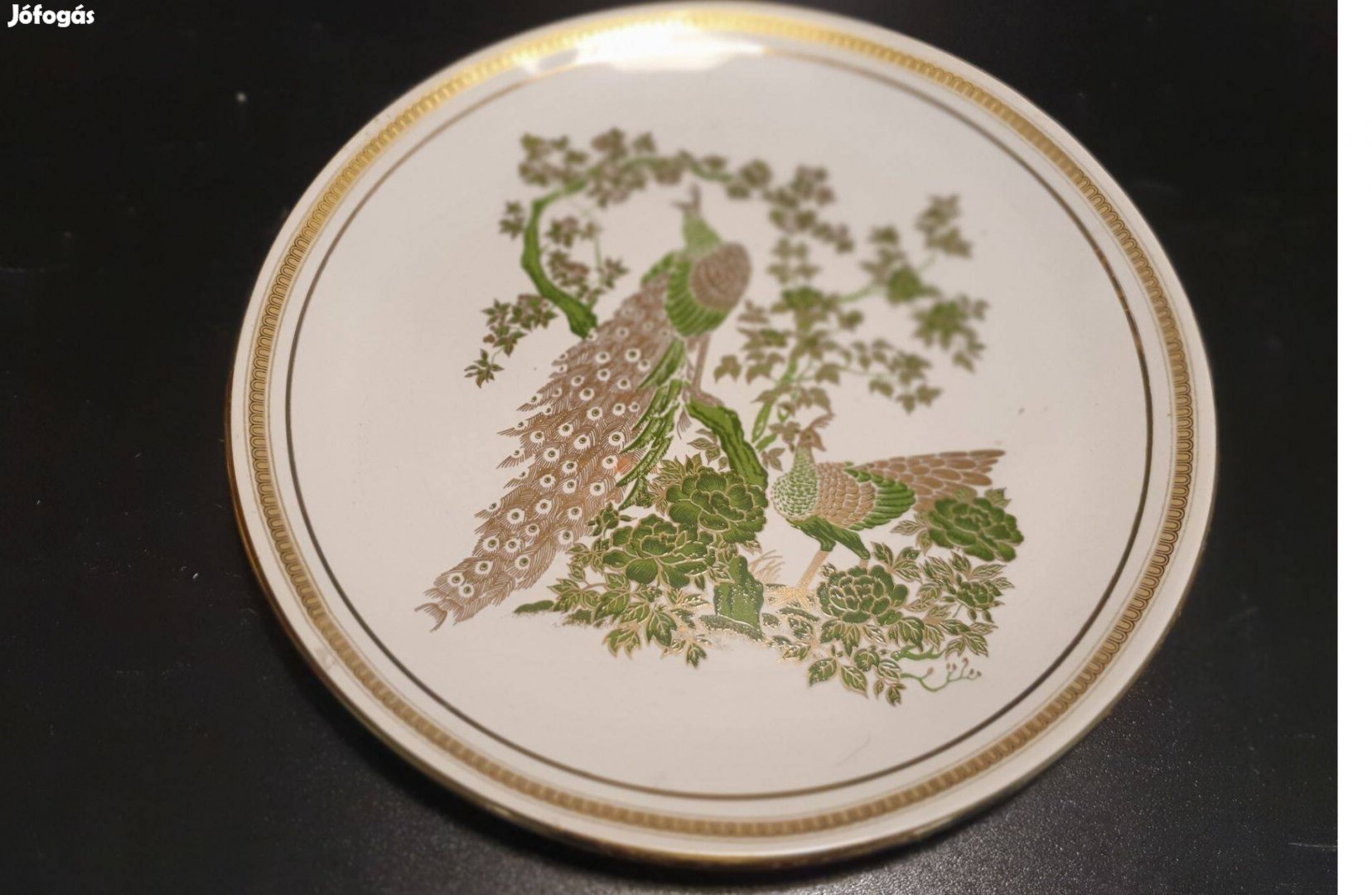 Jelzett feliratozott aranyozott páva motívumos dísztányér