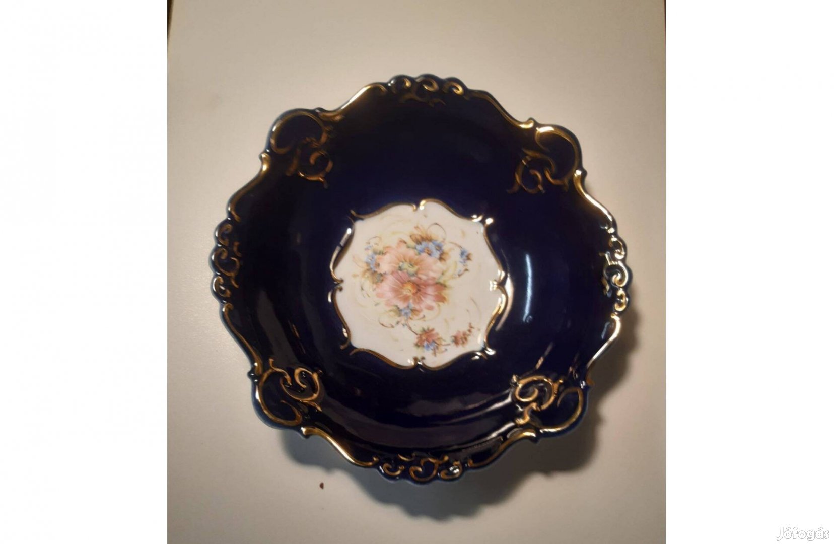 Jelzett számozott dísztányér aranyozott széllel