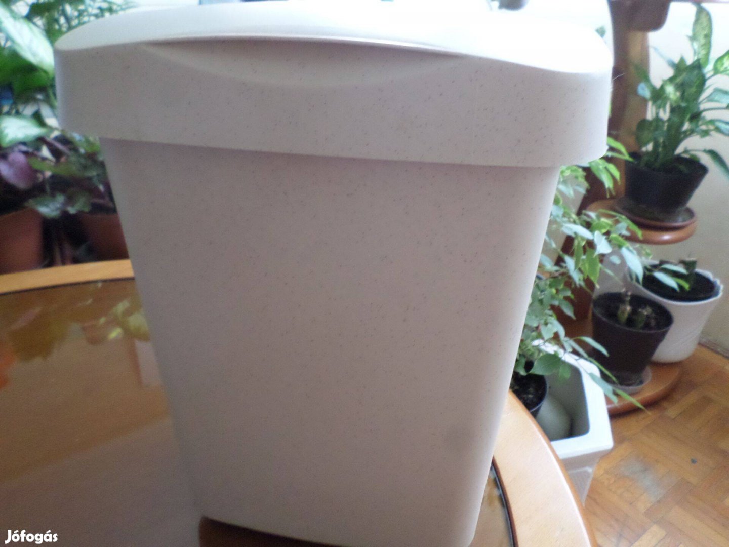 Jelzett szemetes tároló új