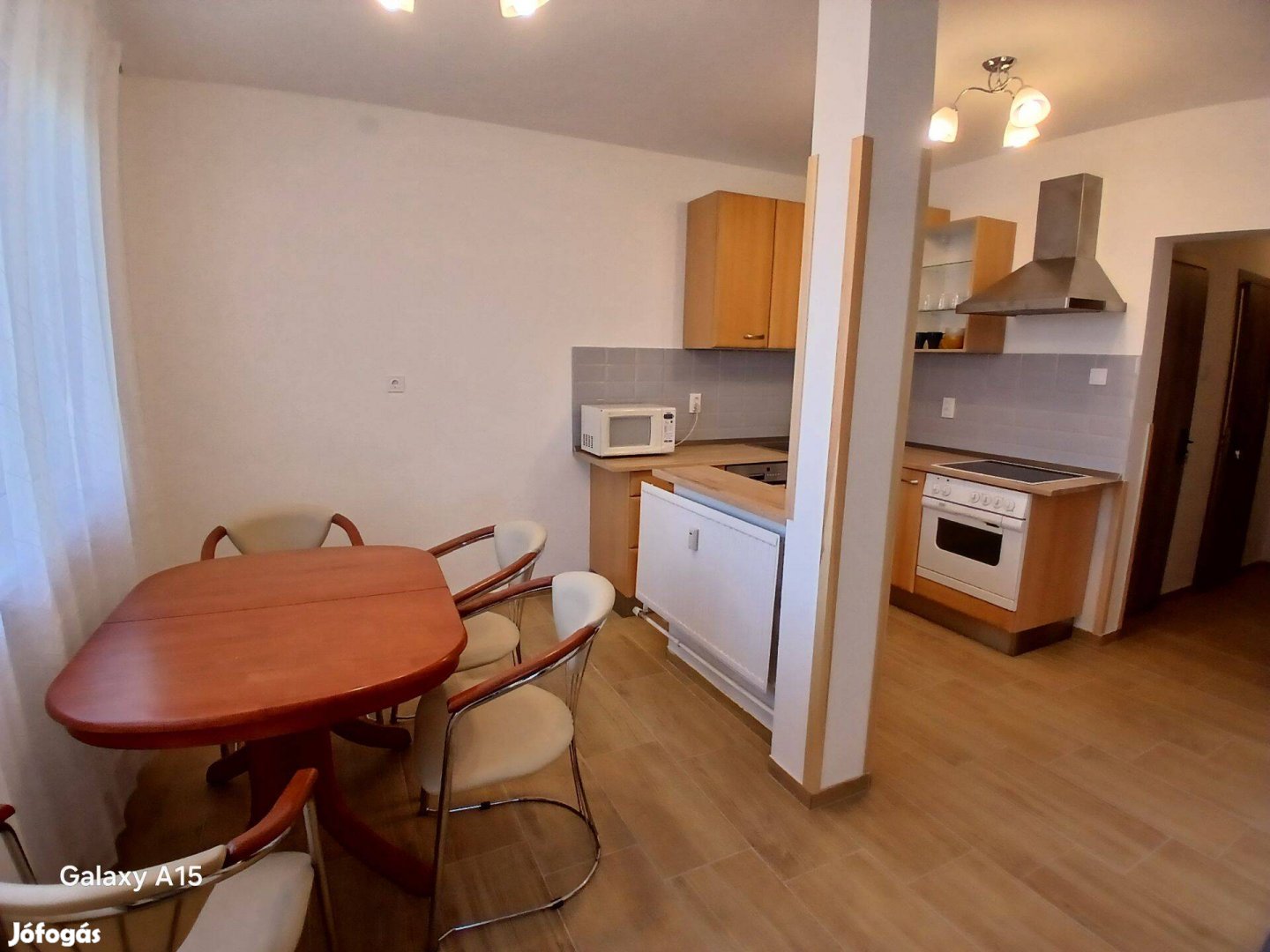 Jerikó utcán felújított berendezett 2 szobás lakásban szoba