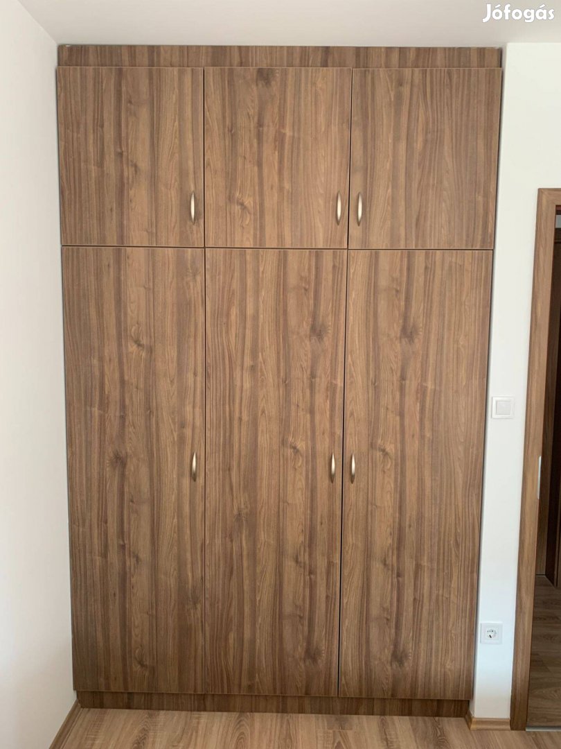 Jó Állapotú Beépített Gardrób Szekrény