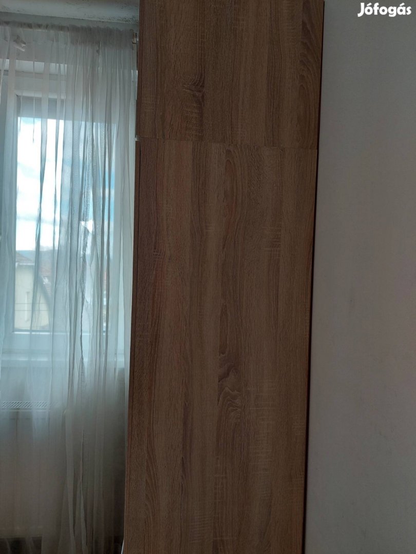 Jó állapotban lévő ruhásszekrény.