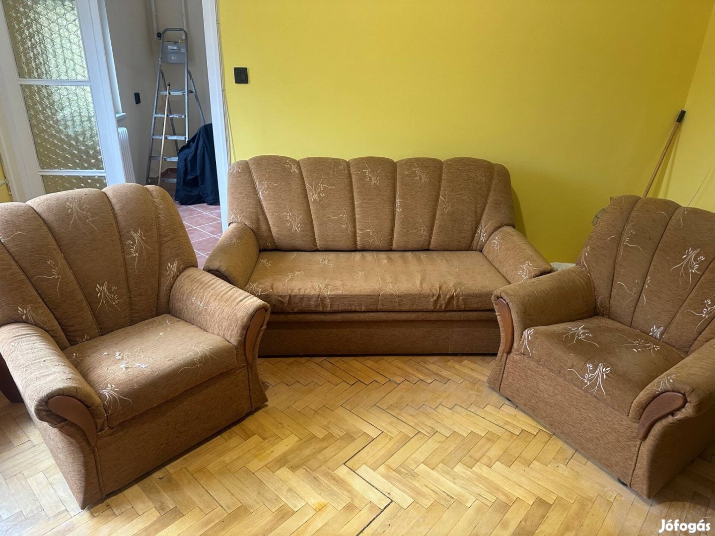 Jó állapotban lévő ülőgarnitúra