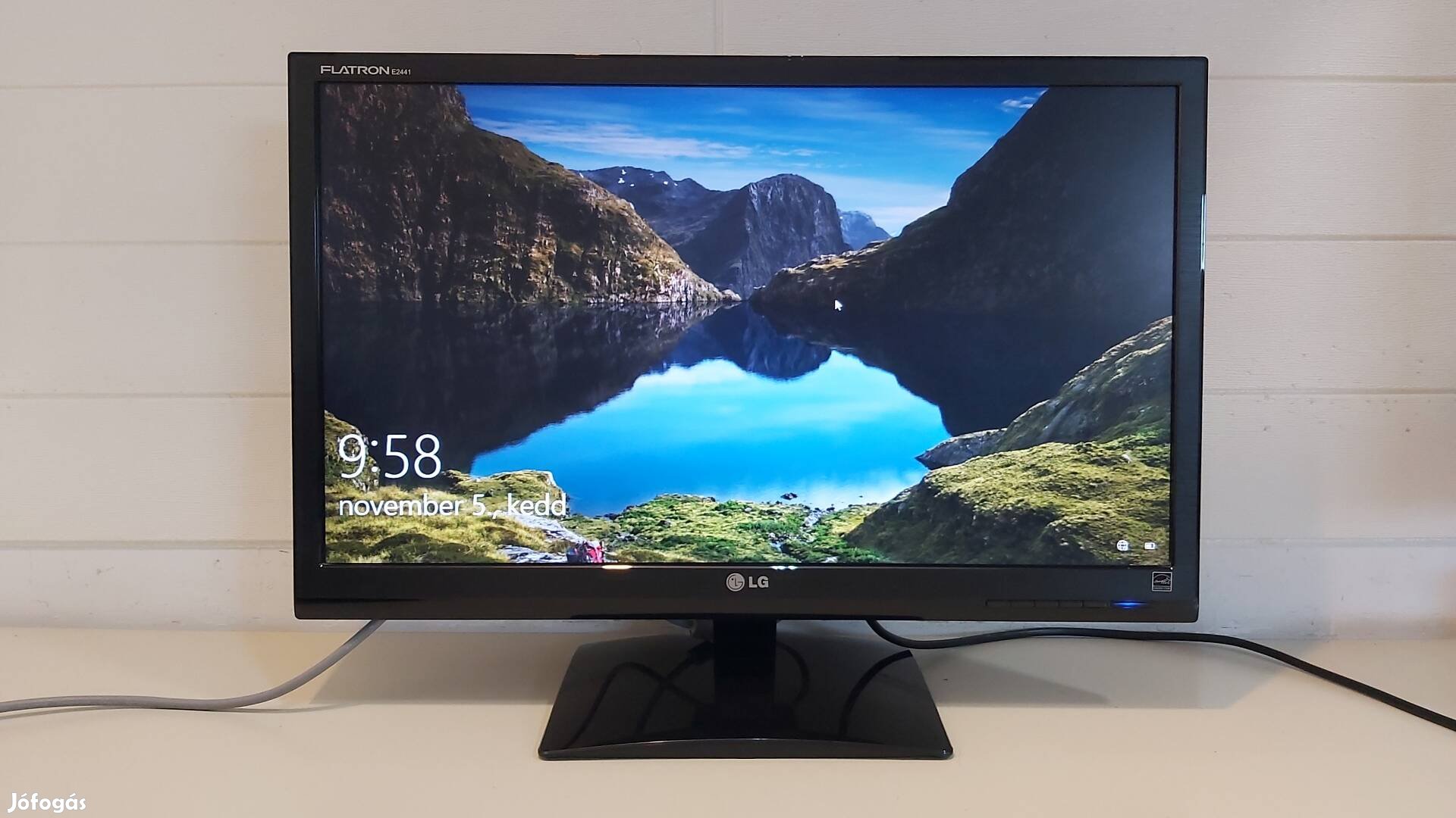 Jó állapotú,24"-os,full-HD LG LED monitor eladó