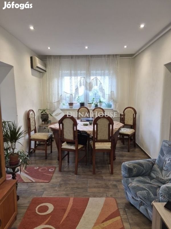 Jó állapotú 2 szintes családi ház eladó a Komlói út