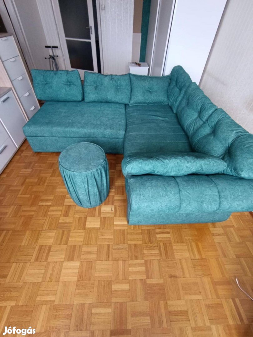 Jó állapotú,L alakú ülő-fekvő kanapé és 2db puff