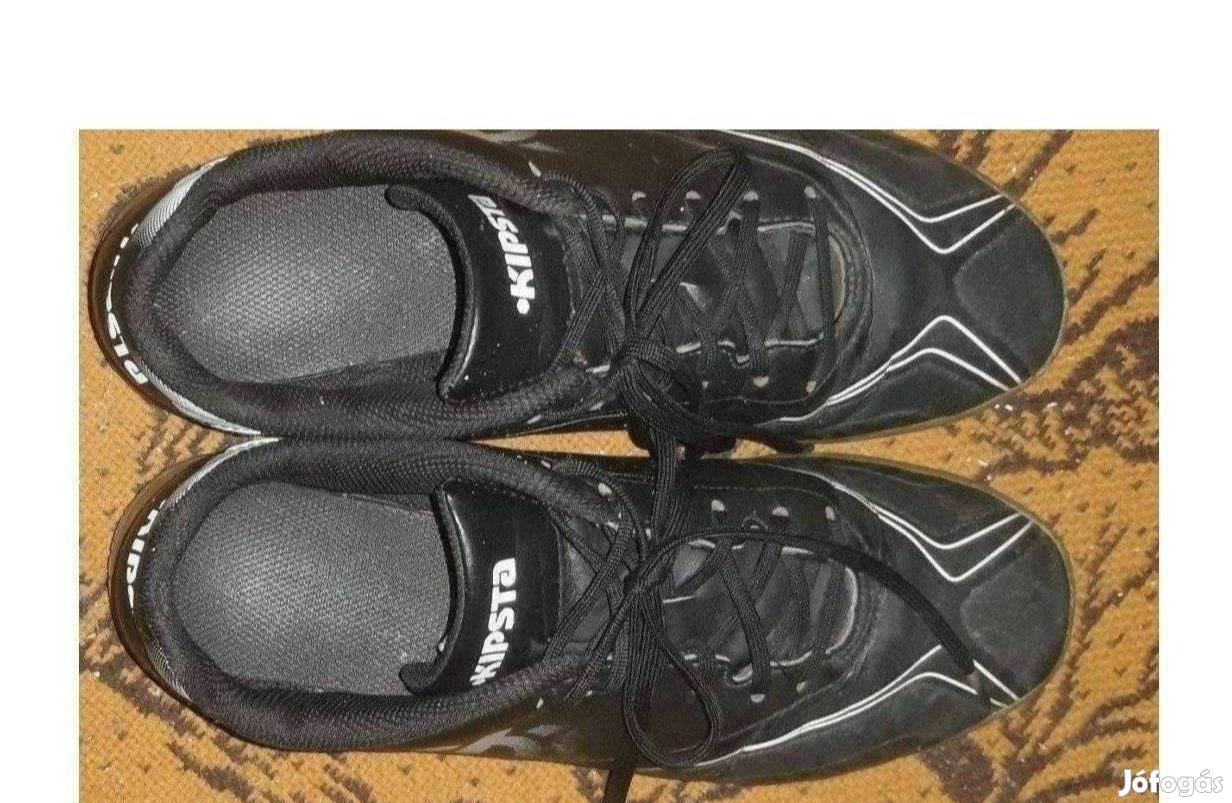 Jó állapotú, divatos 40-es átmeneti sportcipő, focicipő