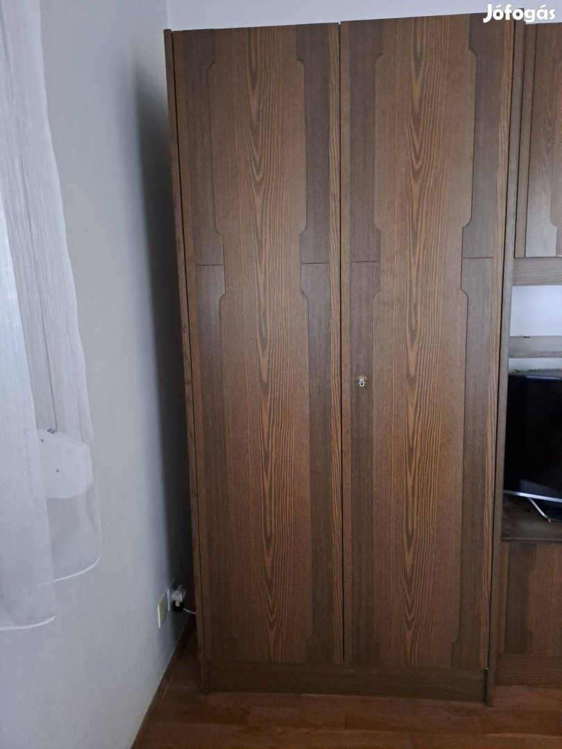 Jó állapotú, stabil ruhásszekrény (A párja vele együtt ingyen vihető.)