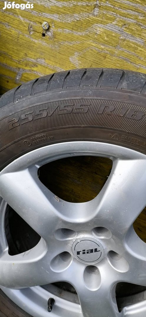 Jó állapotú alufelni bmw - n voltak 