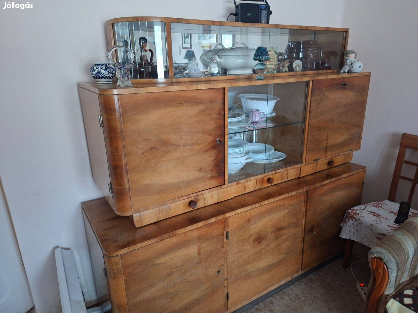 Jó állapotú antikszekrény