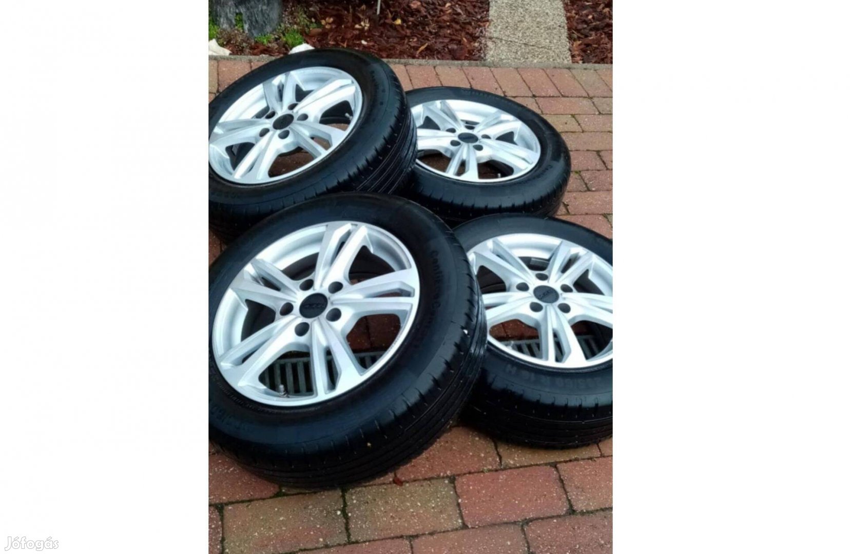 Jó állapotú continental gumi könnyűfém felnivel eladó