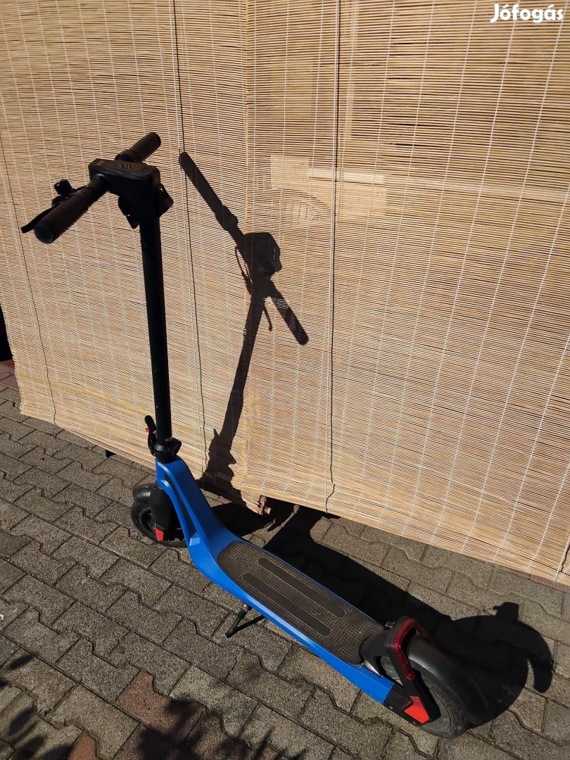 Jó állapotú elektromos roller keresi gazdáját.