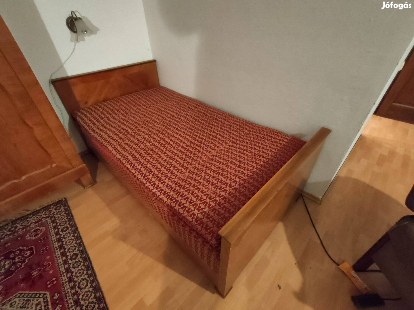Jó állapotú kényelmes antik ágy