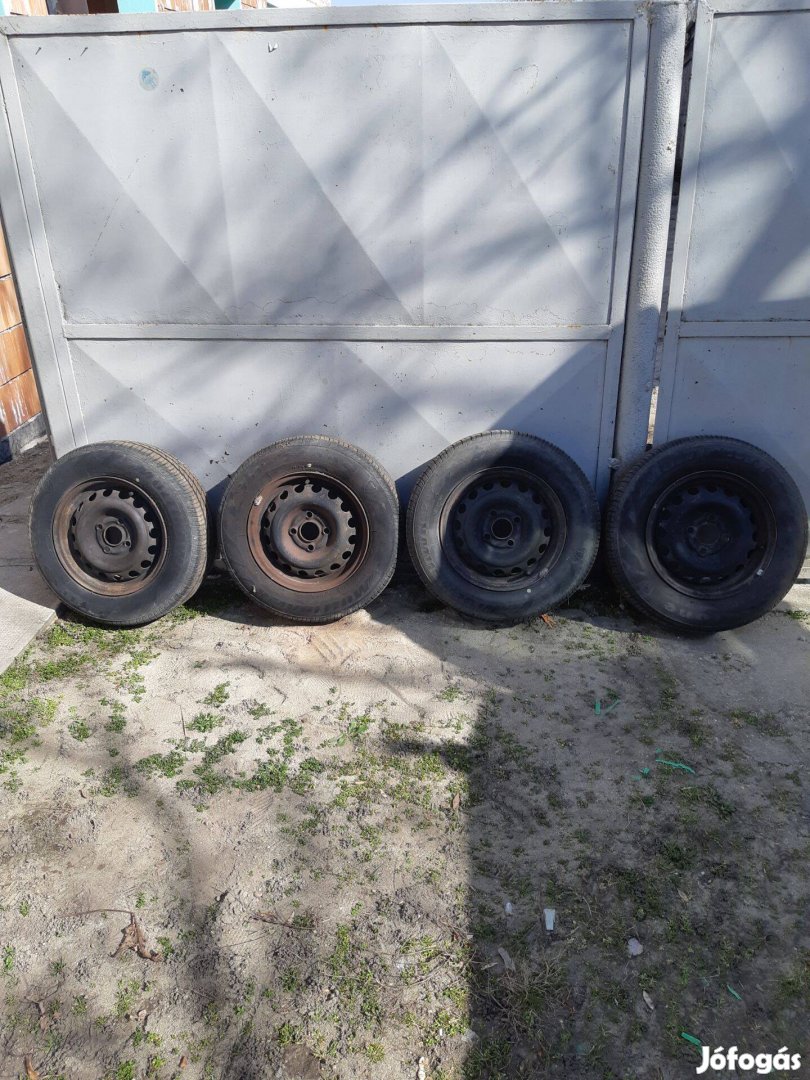 Jó állapotú-keveset futott nyári gumik felnin