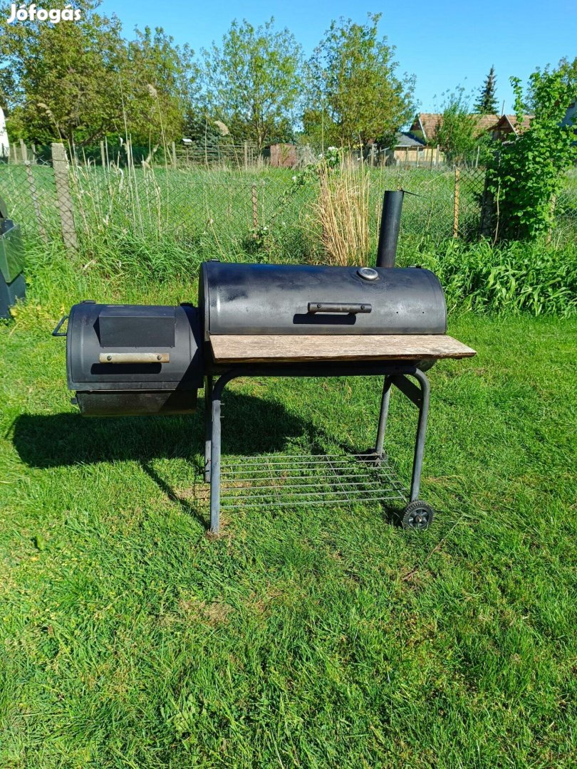 Jó állapotú nagyméretű smooker ,grillező eladó