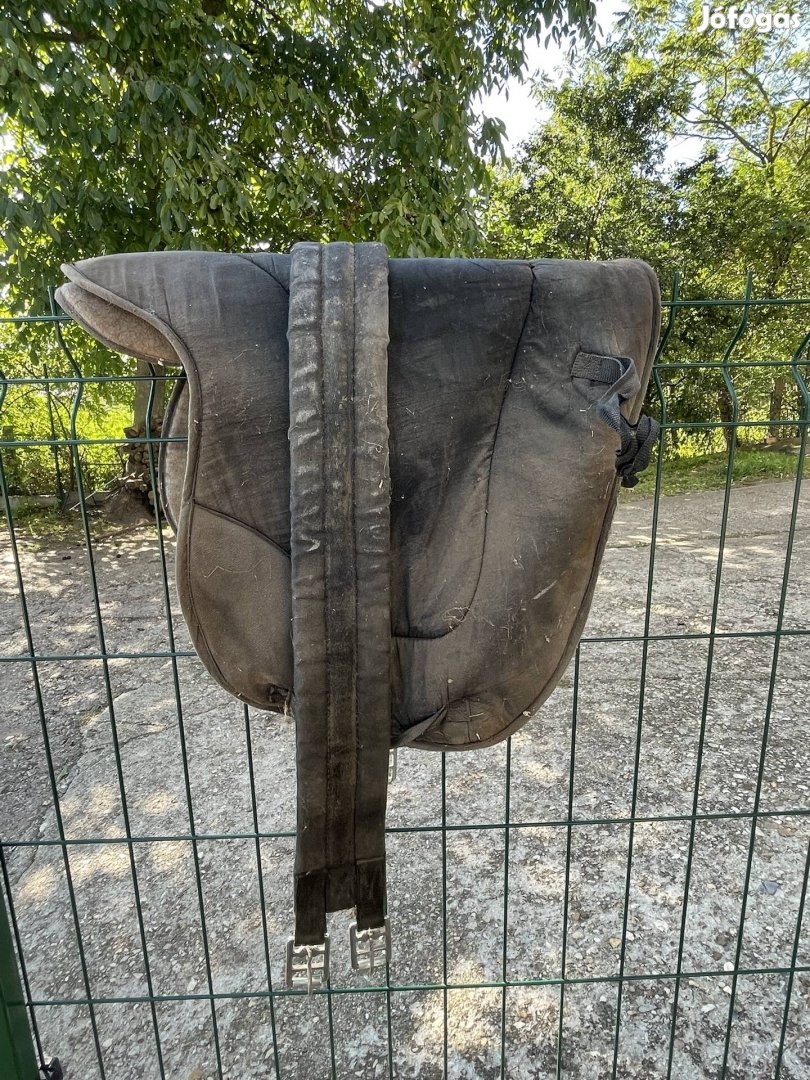 Jó állapotú nyereg és hám