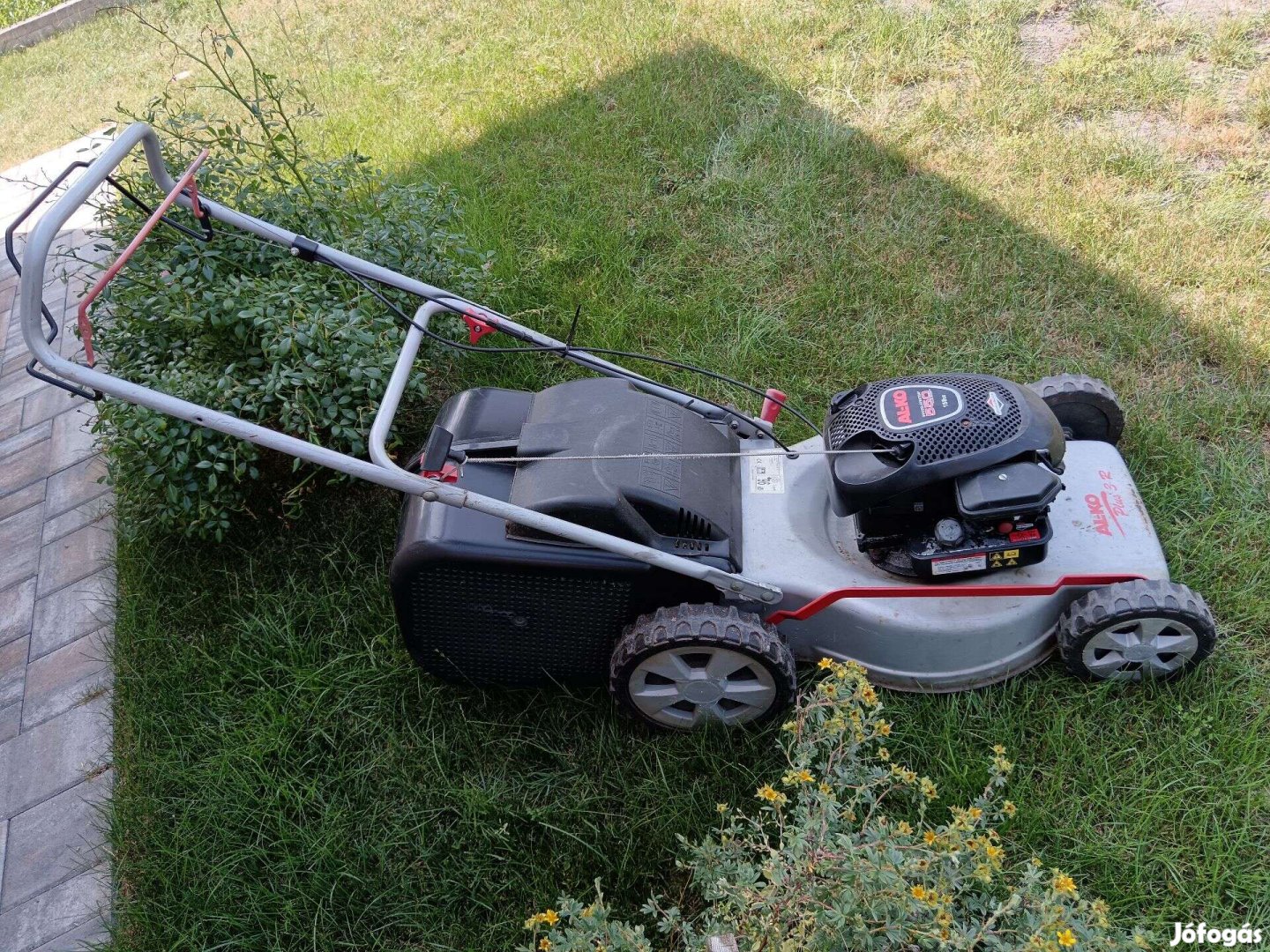 Jó állapotú önjárós fűnyíró eladó