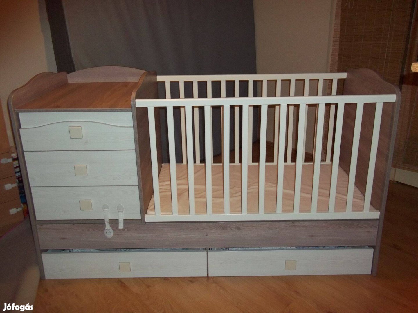 Jó állapotú rácsos ágy + pelenkázó (kombi gyerekágy) eladó