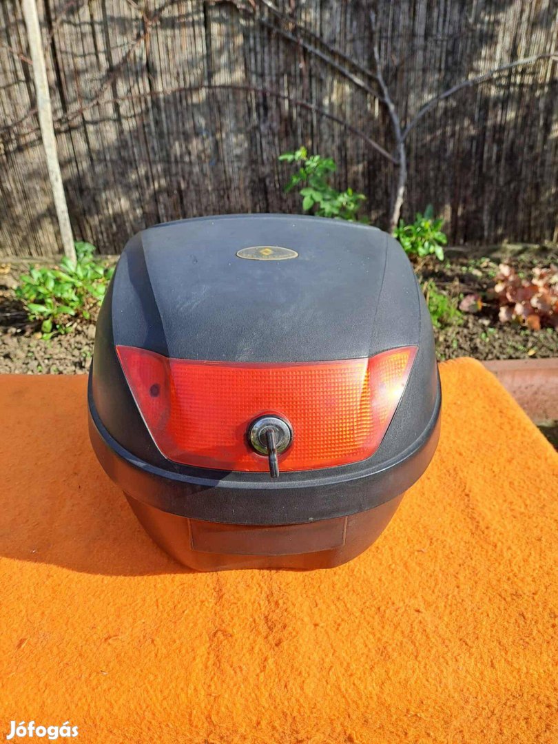 Jó állapotú zárható motor robogó túradoboz! 1 sisakos!