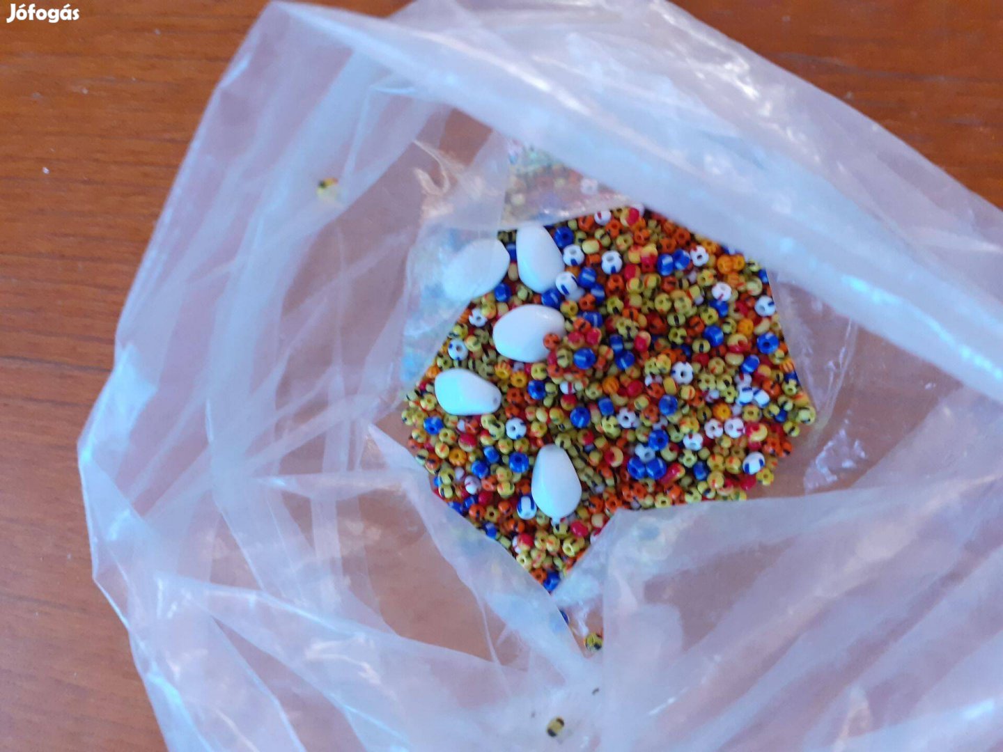 Jó maréknyi fűzhető apró színes gyöngy