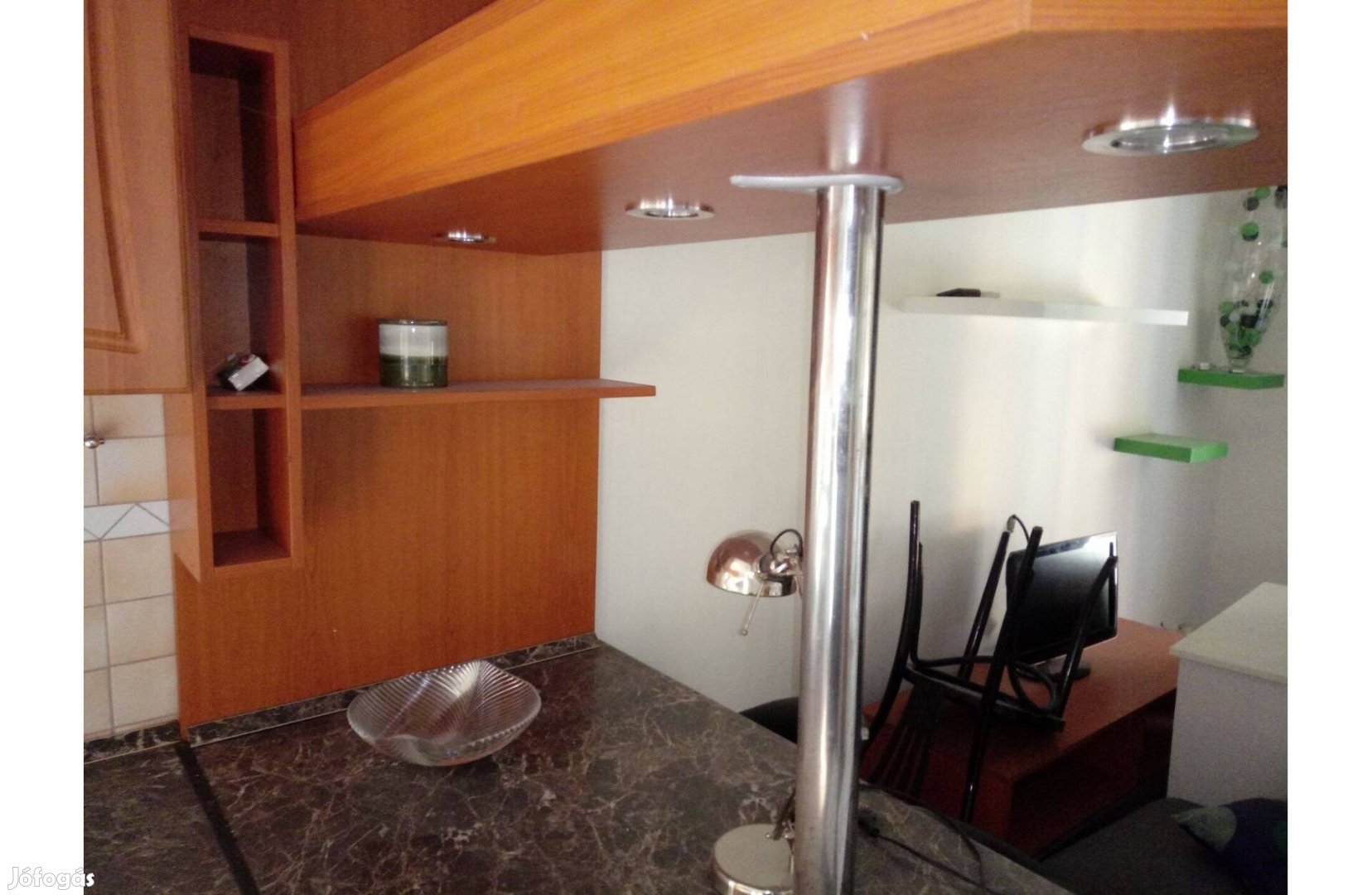 Jó minőségű Konyhaszekrény bárpult szép állapotban 2db
