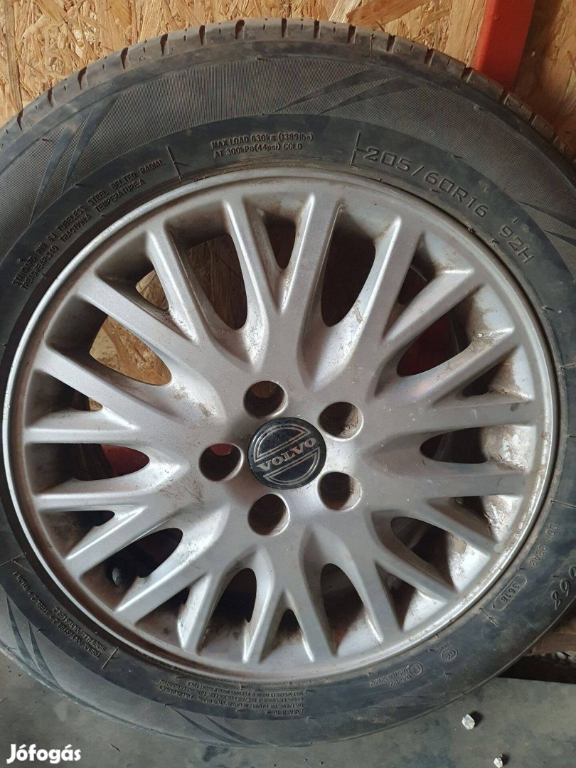 Jó minőségű Volvo felni nyárigumival eladó