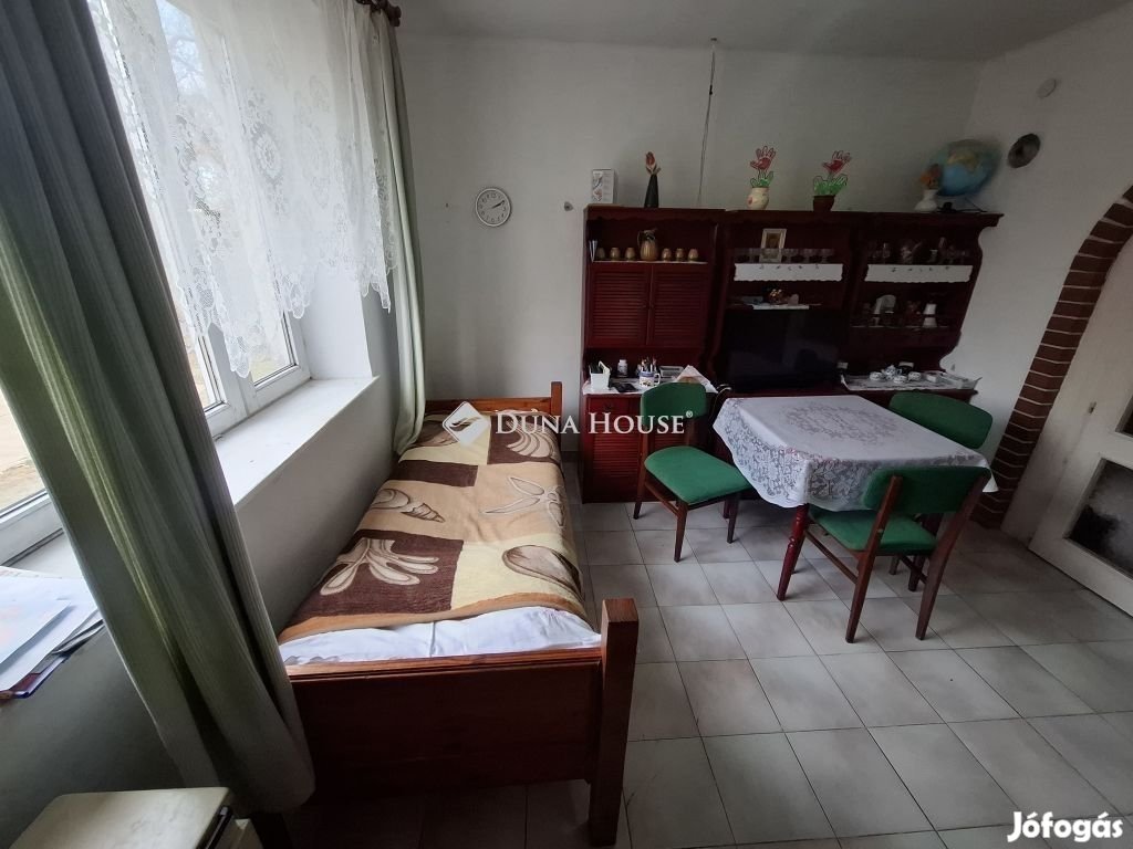 Jó szerkezetű családi ház pincével, tetőtérrel