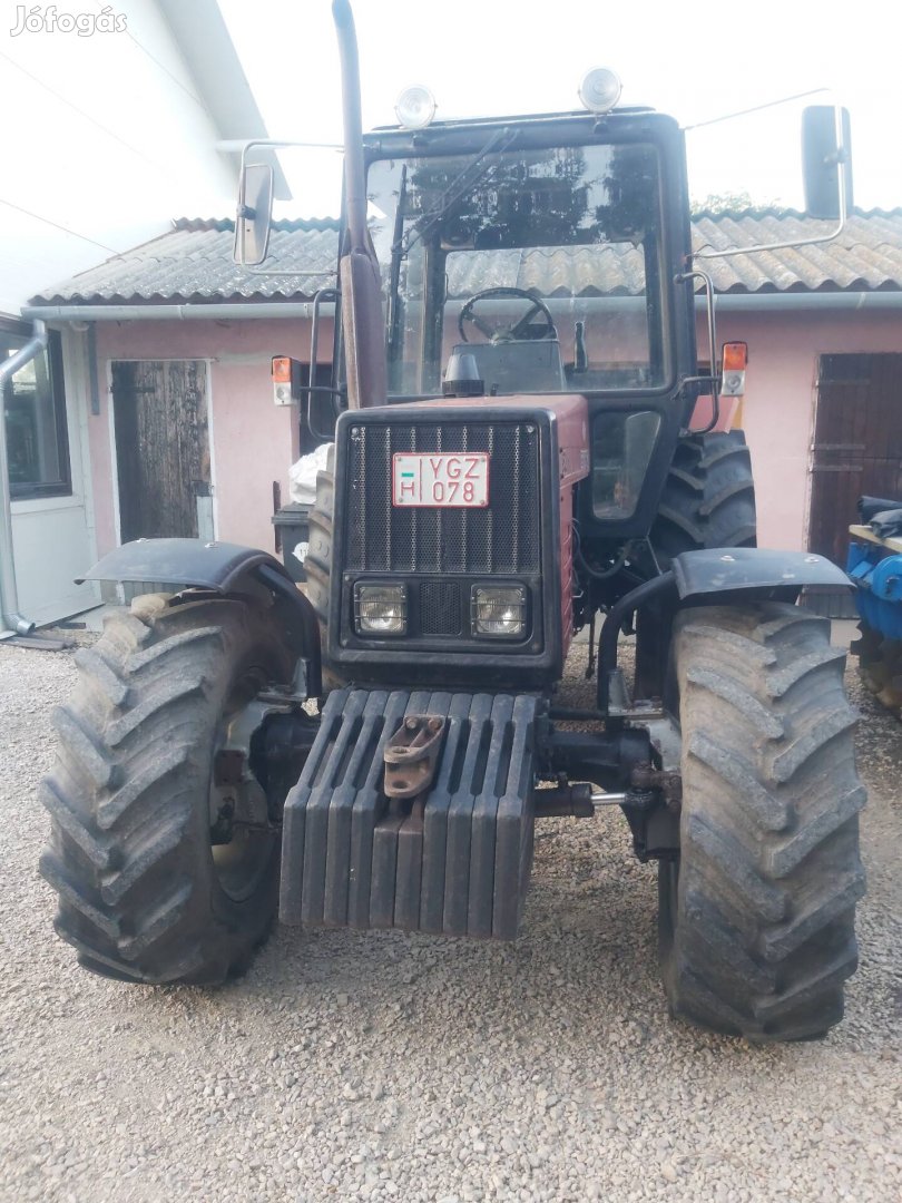Jó traktor új hátsó gumikkal