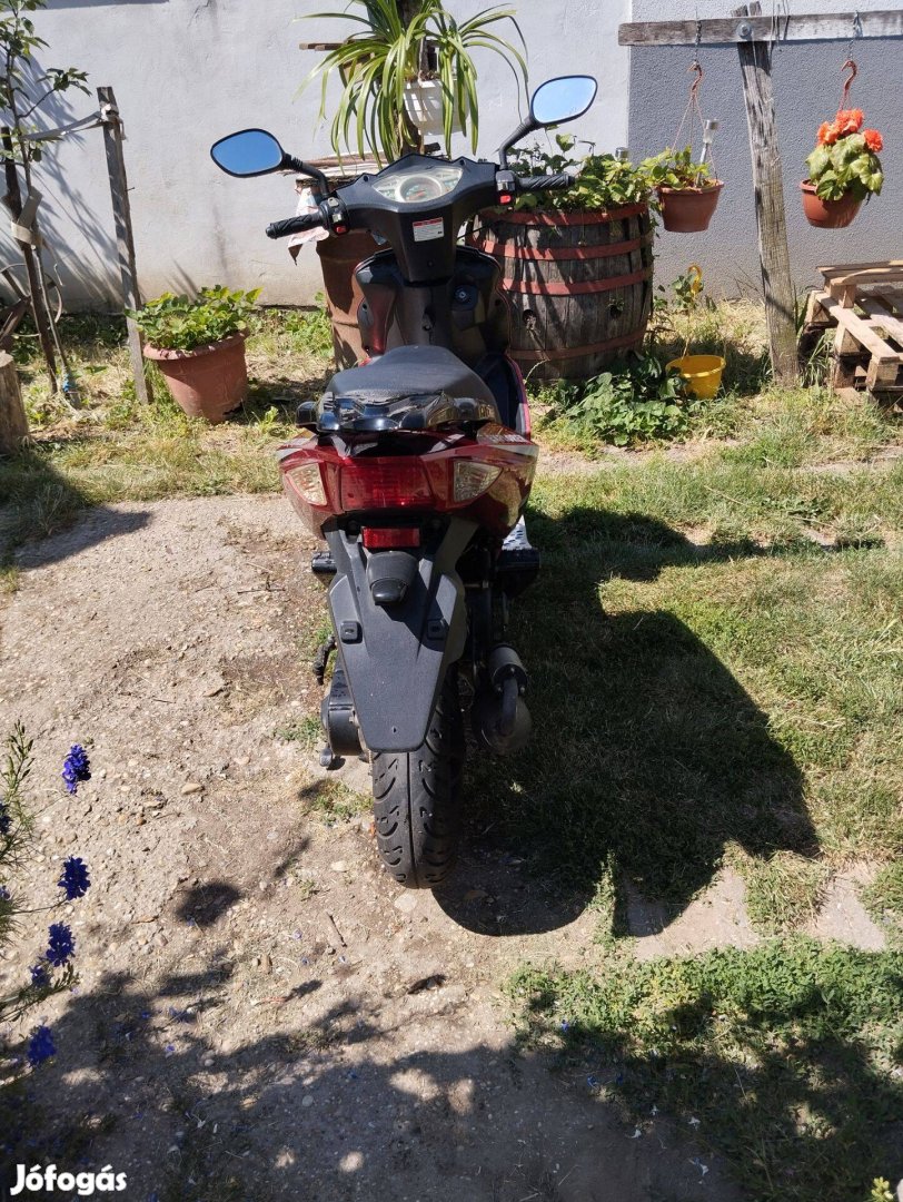 Jóáallapotú keveset használt robogó