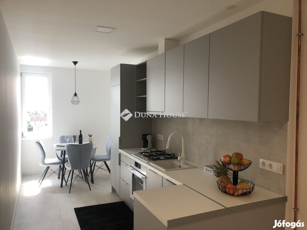 Jogi egyetem mellett eladó felújított lakás.