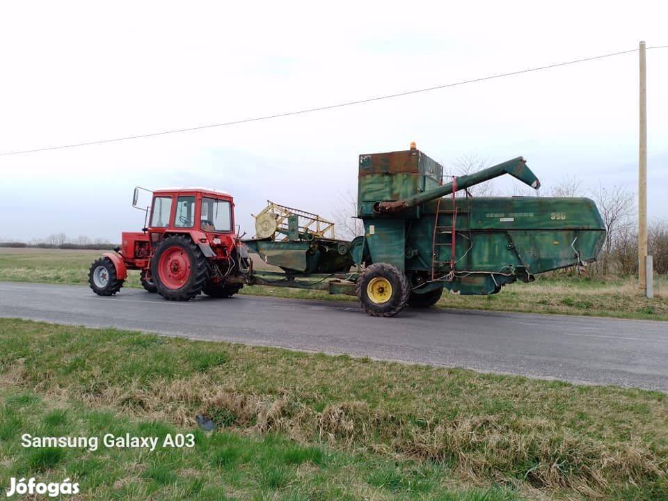 John Deere 360 kombájn , gabonakombájn vontatott