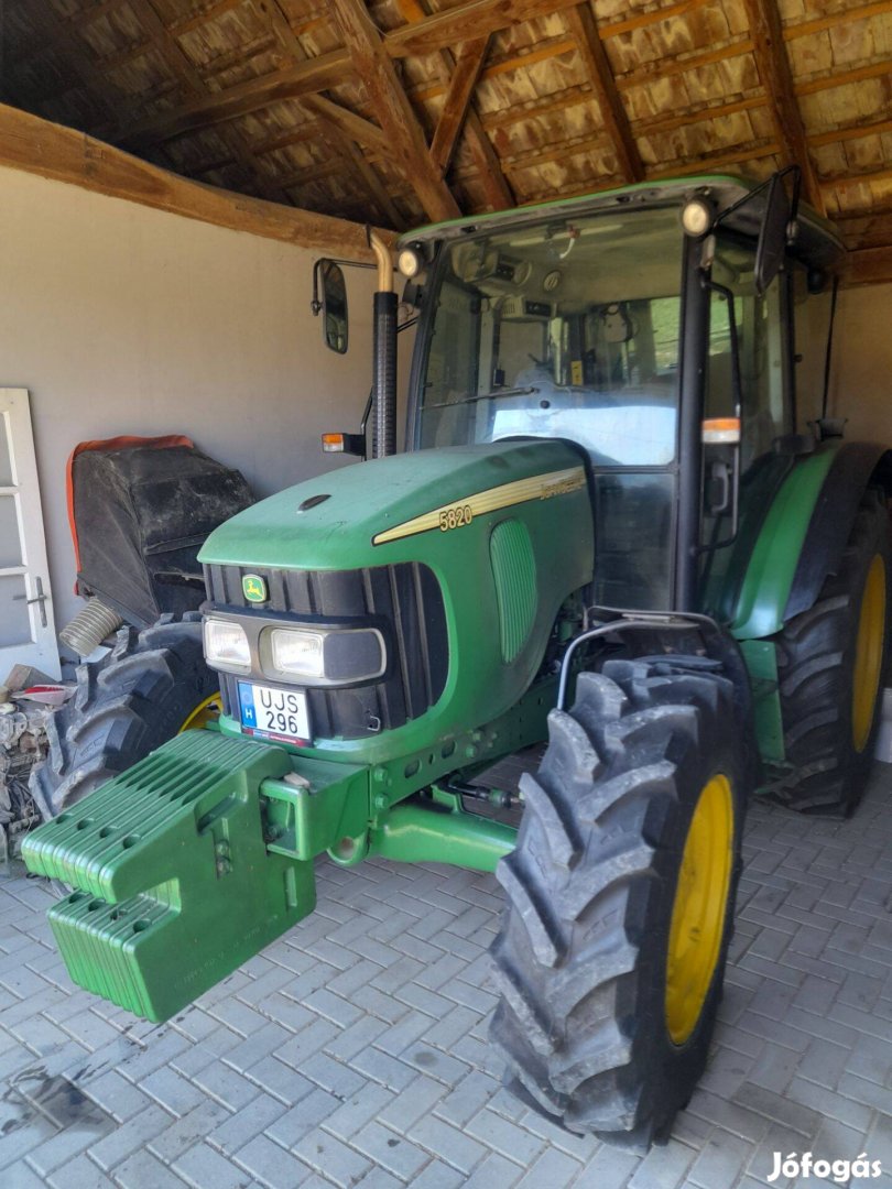 John Deere 5820