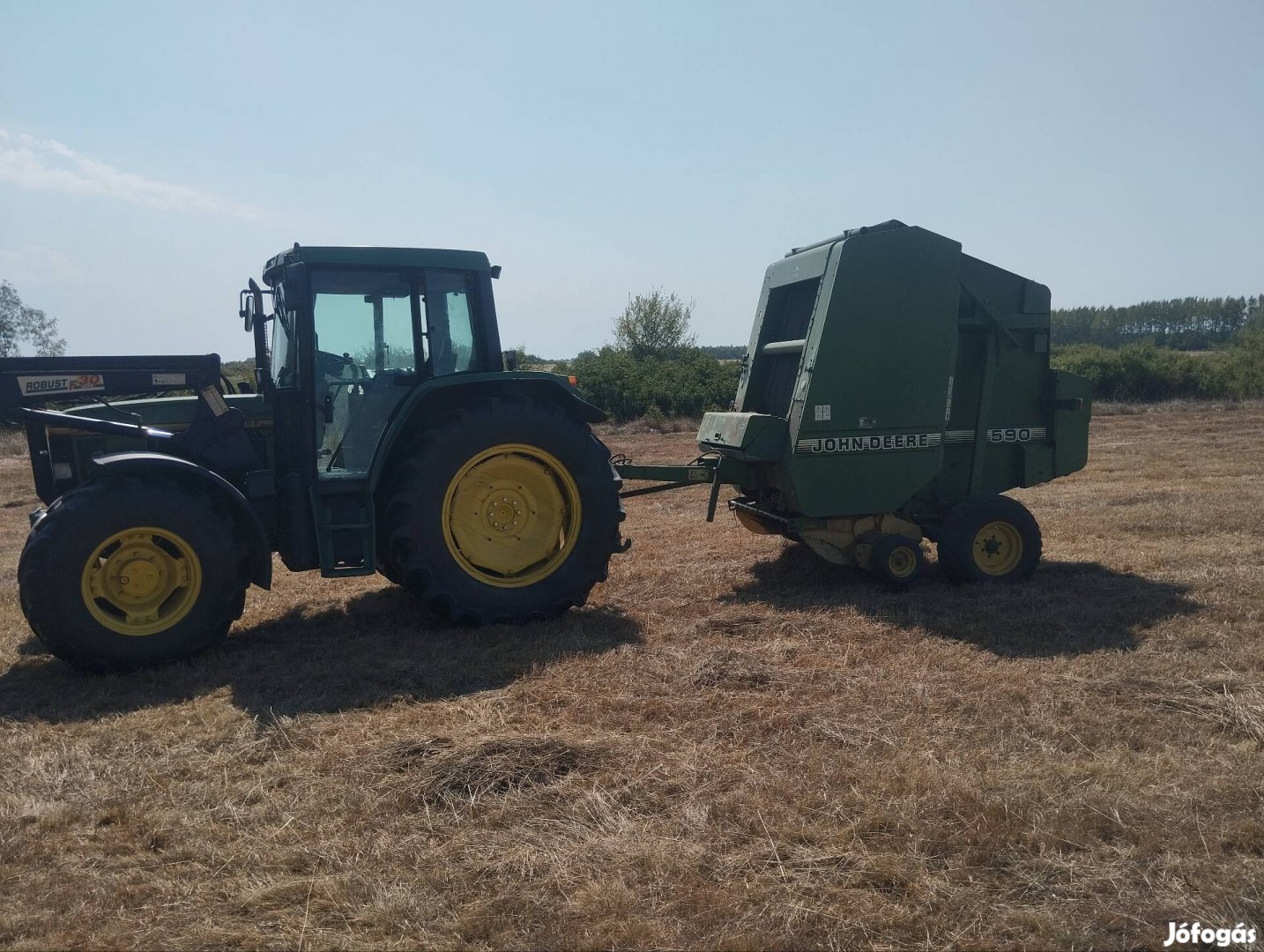 John Deere 590 körbálázó.