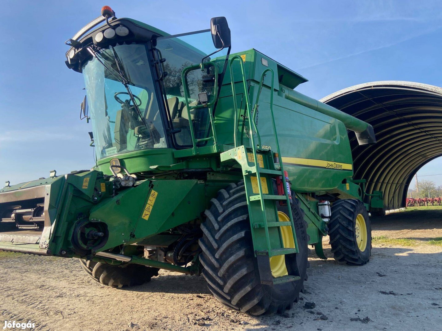 John Deere W650 kombájn adapterekkel