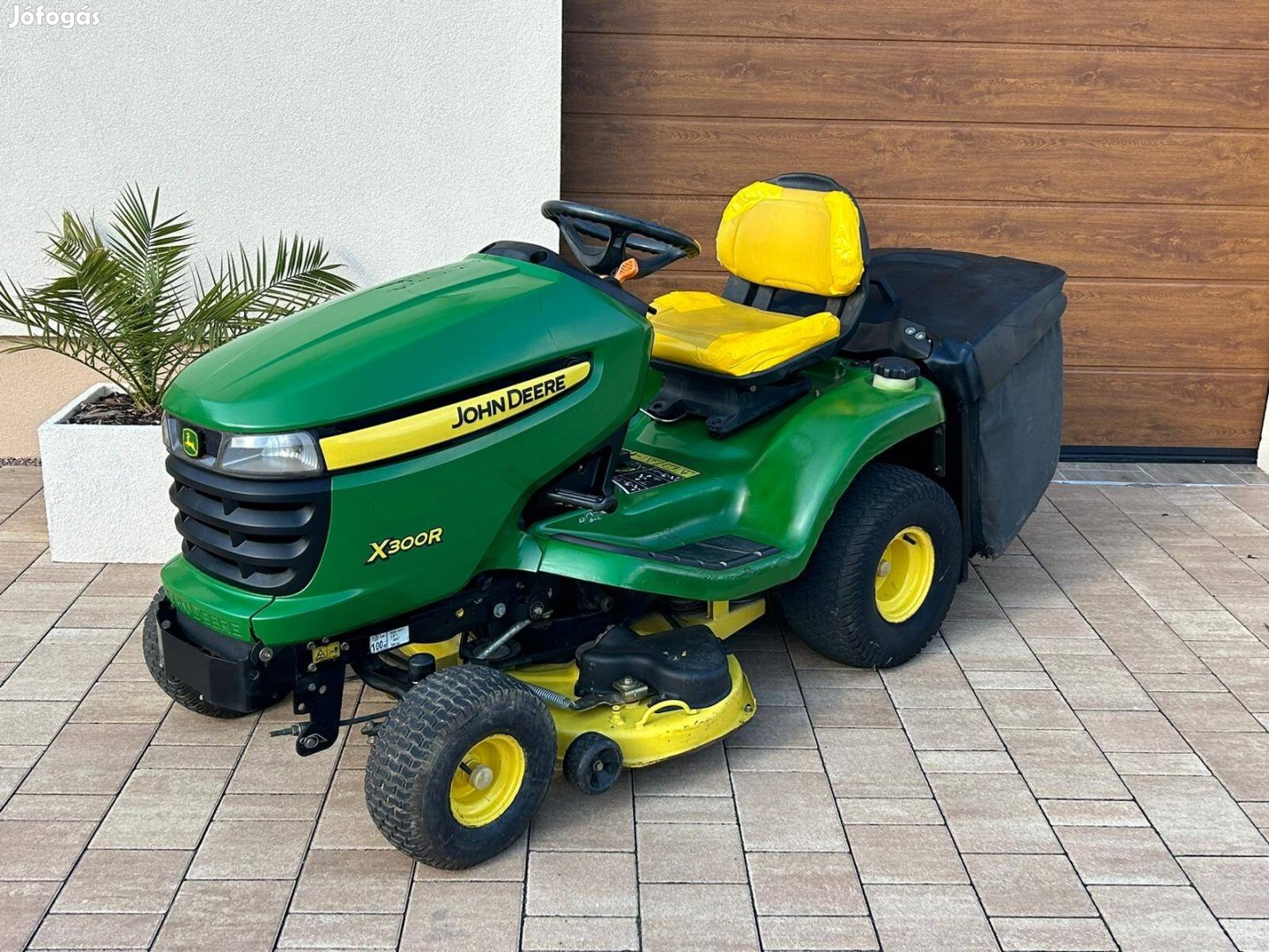 John Deere X300R kéthengeres fűnyíró fűnyírótraktor 