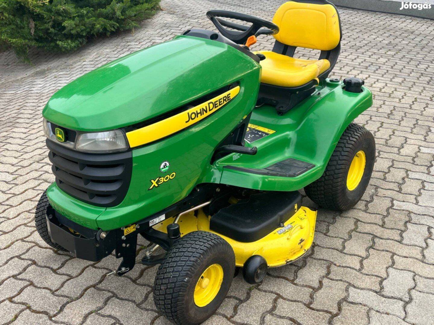 John Deere X300 Fűnyírótraktor