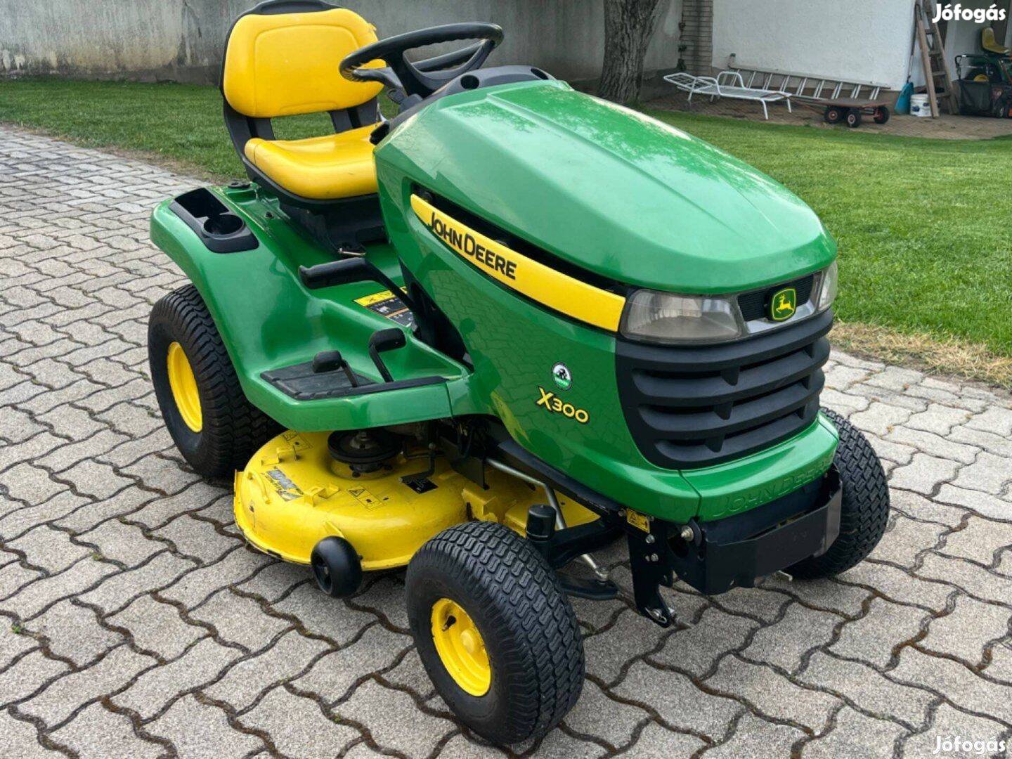 John Deere X300 Fűnyírótraktor