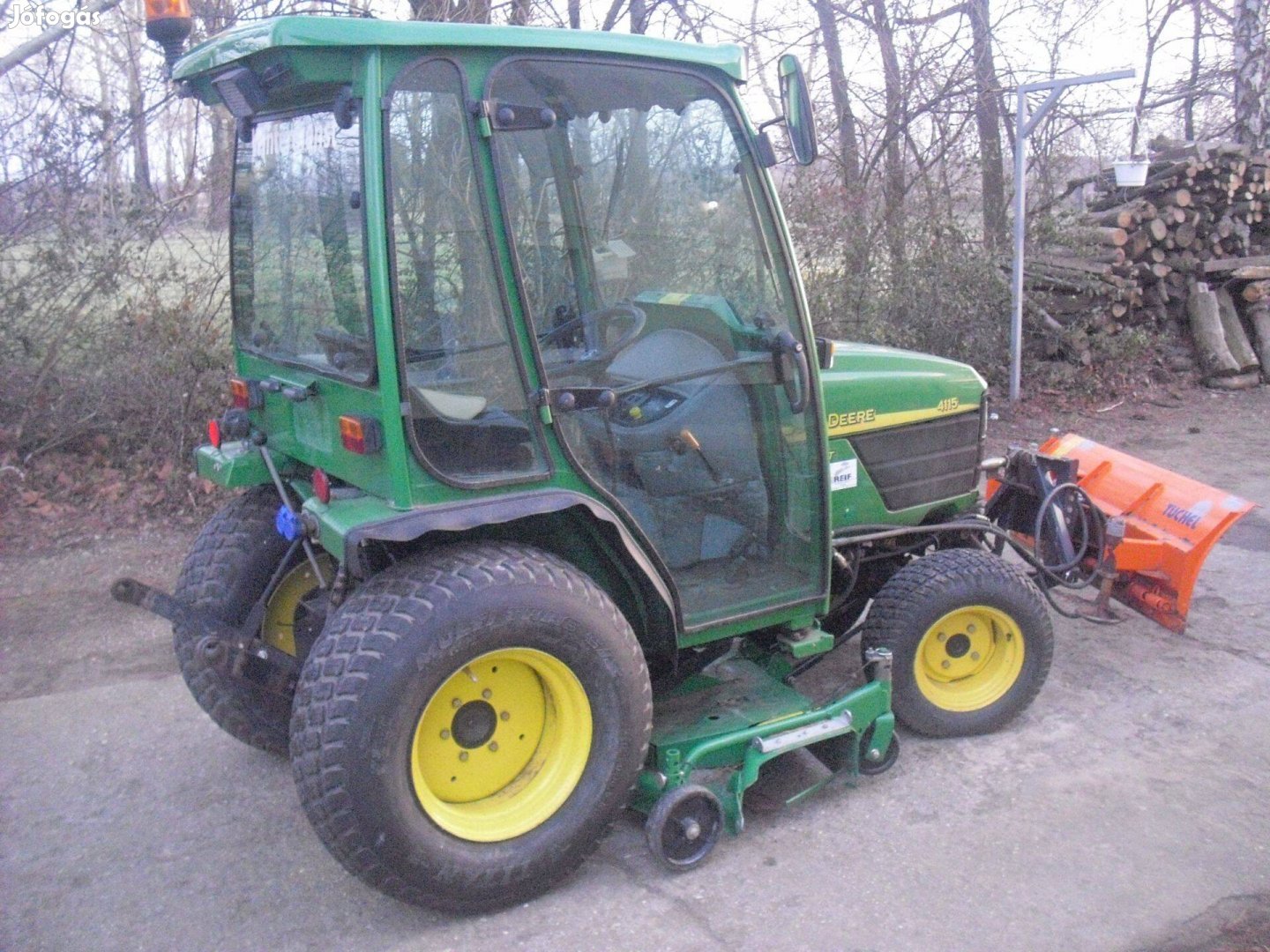 John-Deere fűnyirótraktor +hótoló