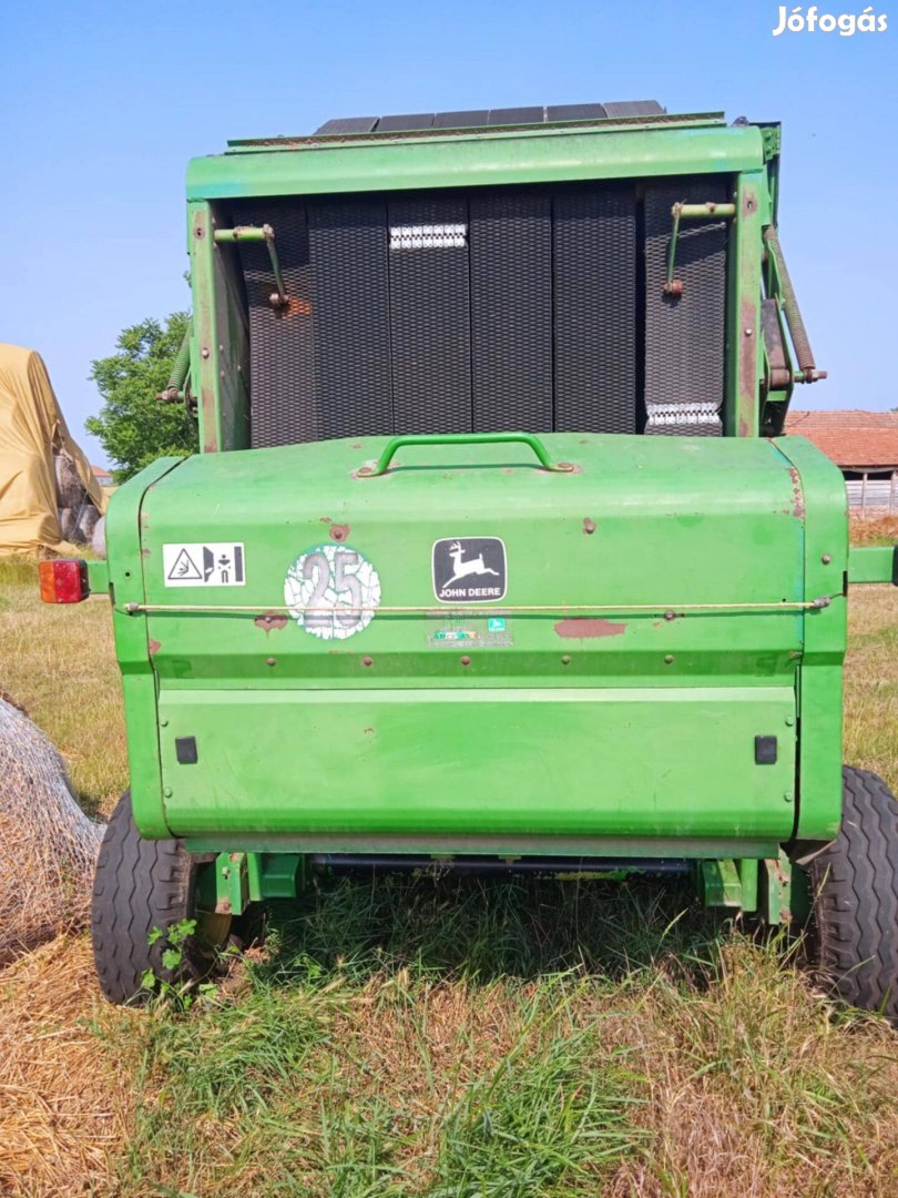 John Deere körbálázó